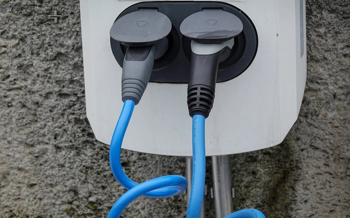 Electric Vehicle Powering Setup At Home